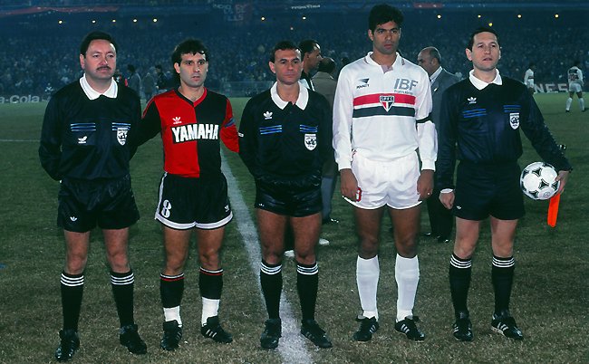 In Argentina, the winner of the Apetura play the winner of the Clausura. This game decides the champions. Newell's beat Boca Juniors and became Champions of Argentina in 1991. He also won the same game in 1992, just weeks after losing the final of the Libertadores to São Paulo.