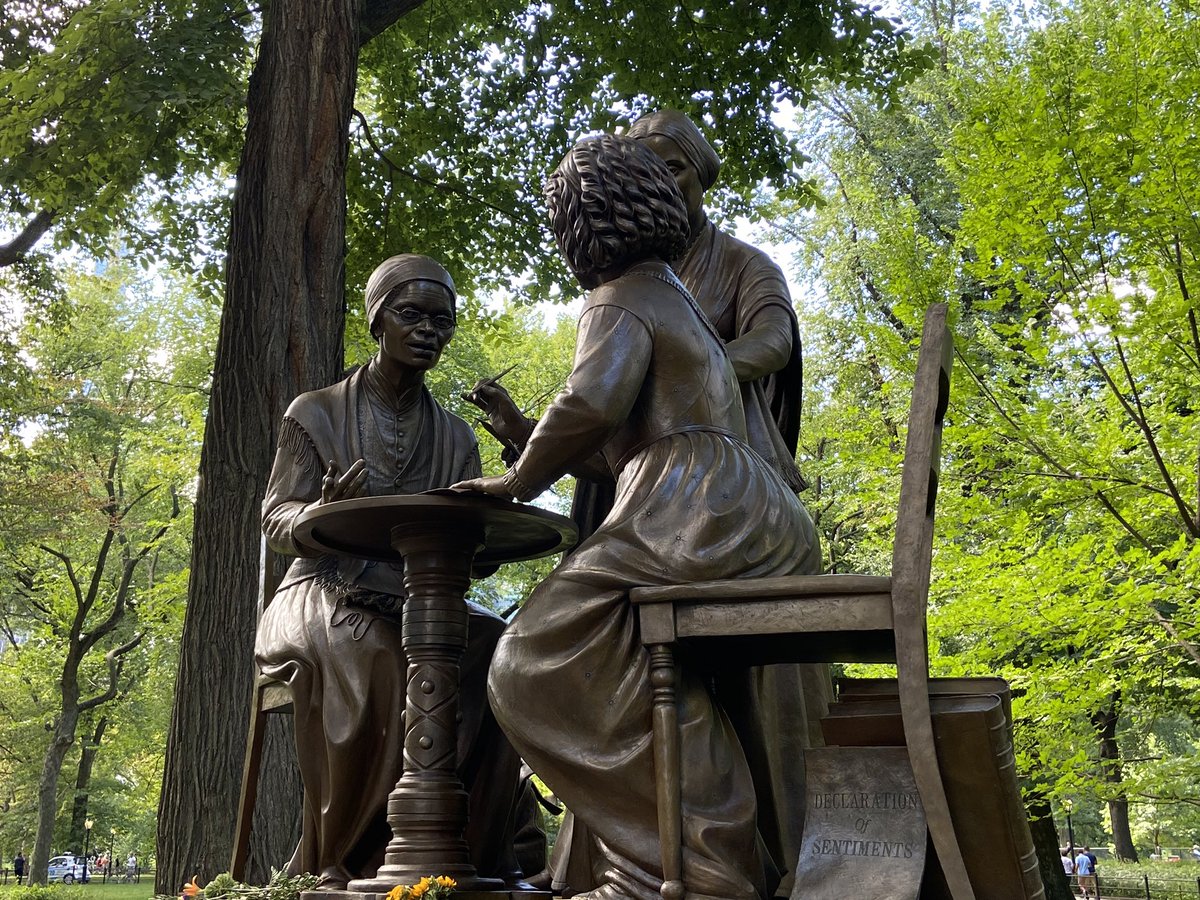 Mi_Gross's tweet photo. #sojournertruth #susananthony und #elizabethstanton beraten sich über den Kampf um #Gleichberechtigung & Wahlrecht für Frauen - ein neu gestaltetes Denkmal zum 100. Jubiläum des Wahlrechts für Frauen. Es gibt noch viel zu tun! #suffrage100 #nyc #monumentalwomen #genderequality https://t.co/eGfveG64Go