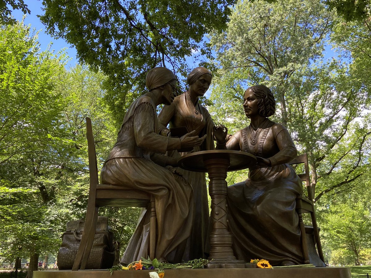 Mi_Gross's tweet photo. #sojournertruth #susananthony und #elizabethstanton beraten sich über den Kampf um #Gleichberechtigung & Wahlrecht für Frauen - ein neu gestaltetes Denkmal zum 100. Jubiläum des Wahlrechts für Frauen. Es gibt noch viel zu tun! #suffrage100 #nyc #monumentalwomen #genderequality https://t.co/eGfveG64Go