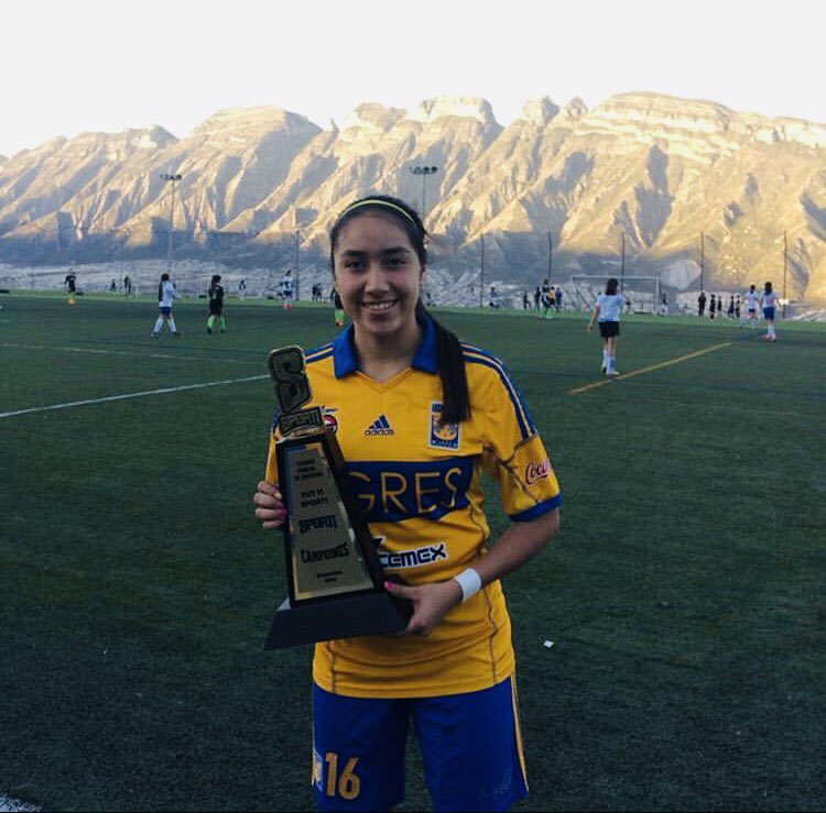 Kamas_Deportes's tweet photo. VICTORENSE DEBUTA EN LA LIGA FEMENIL 🐯🏃🏻‍♀️⚽️🤩❤️

Hoy, “Susy” Martínez debutó con Tigres en la Liga Mx Femenil. 

Con 16 años de edad, la oriunda de @CdVictoriaTamps entró de cambio al minuto 72’ en el partido vs Santos.

#MeInformoConLosKamas
@fgcabezadevaca @gobtam https://t.co/3kyke8wUZa