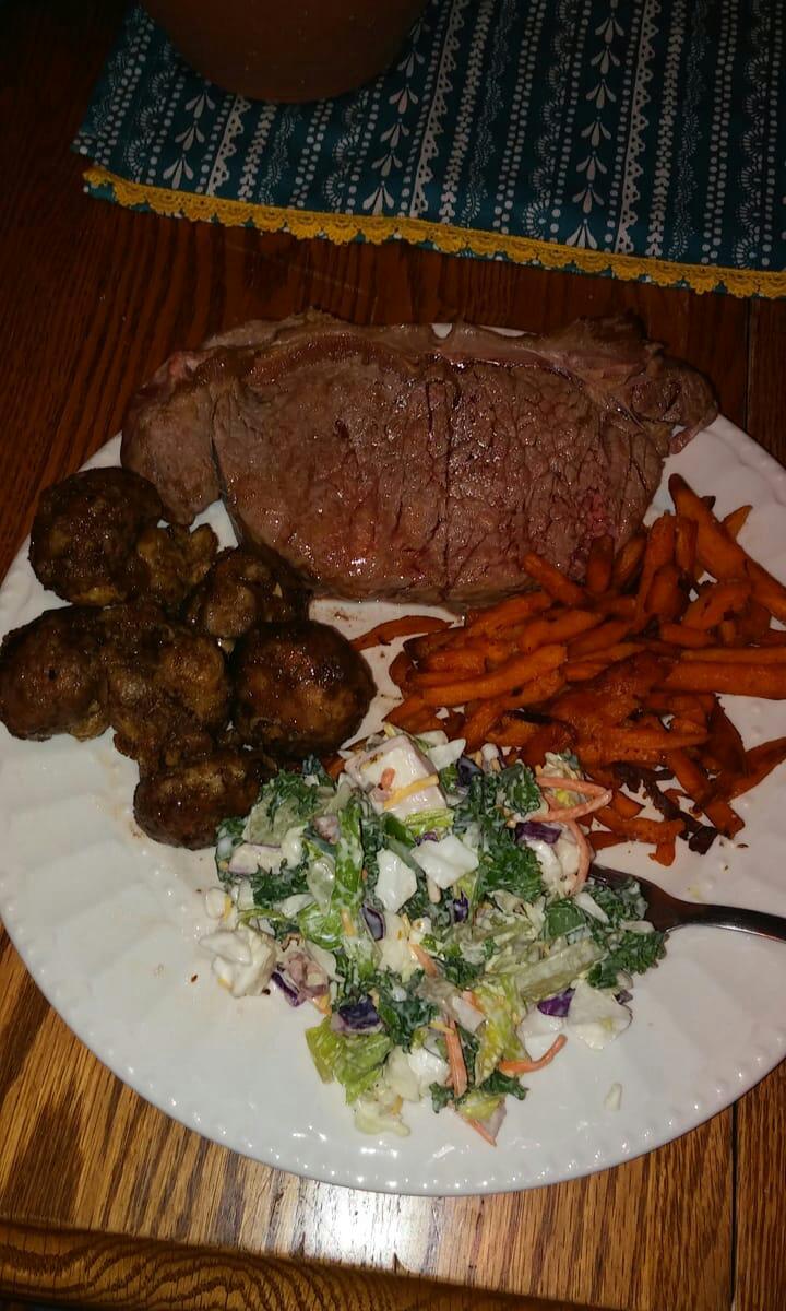 ArSteezno's tweet photo. Had 2 make my hot ass gf a bomb ass dinner last nite https://t.co/4tvNteIjlr
