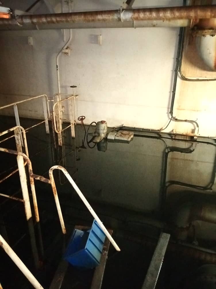EudisGirot's tweet photo. SE HUNDE NABARIMA es una plataforma de almacenamiento tiene 1300000 bls de petroleo a bordo a punto de derramarse y causar una terrible catástrofe mundial desde golfo de Paria y el Caribe.
Condiciones paupérrimas y profundo deterioro, cubierta inferior y equipos 3 mts bajo agua https://t.co/U5WQZM2GPs