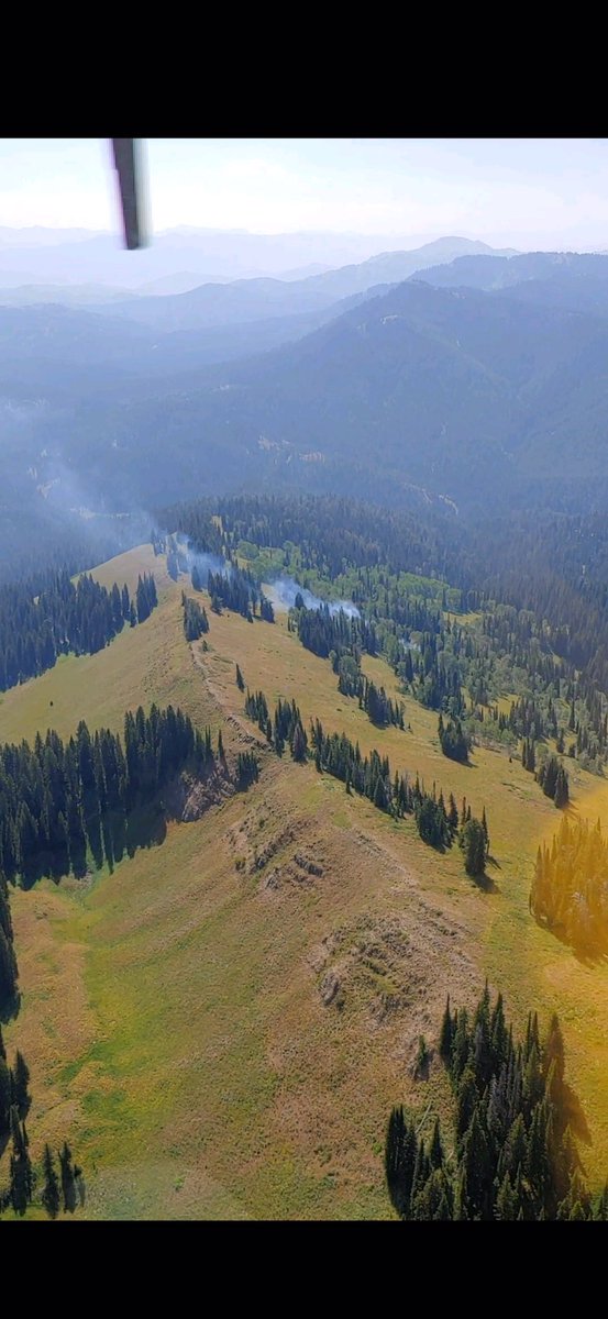 BridgerTetonNF's tweet photo. The #SmokeyHollow fire on the border between the #CTNF and #BTNF. The fire can be seen from Jackson, Wyoming and is burning in the top of the Mosquito Creek drainage. https://t.co/hqvNVYTYWB