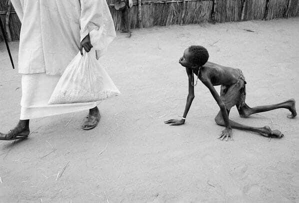 Au Soudan, un homme vole un sac de maïs à un garçon affamé……
