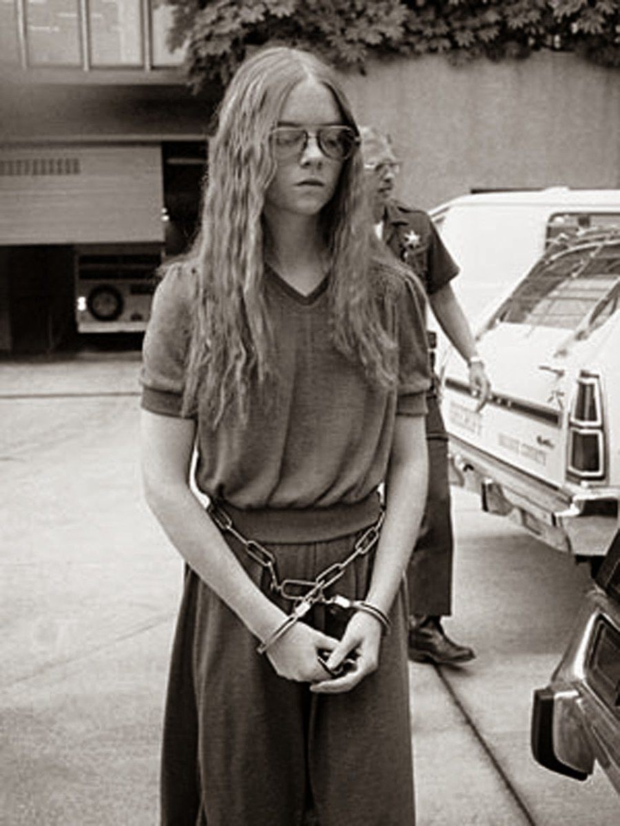 En 1979, à 16 ans, Brenda Ann Spencer a été arrêtée après avoir assassiné deux personnes en Californie lorsqu'on lui a demandé pourquoi elle l'avait fait, sa réponse a été: « Je n'aime pas les lundis. »(si vous avez vu mon thread enfants tueurs vous le savez déjà ça )