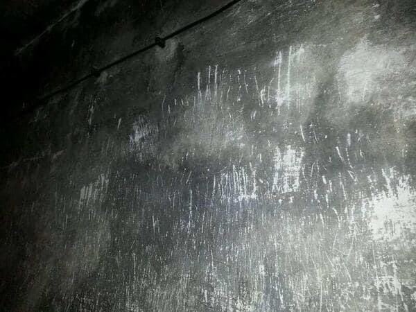 traces de griffures sur le mur d'une chambre à gaz d'Auschwitz…