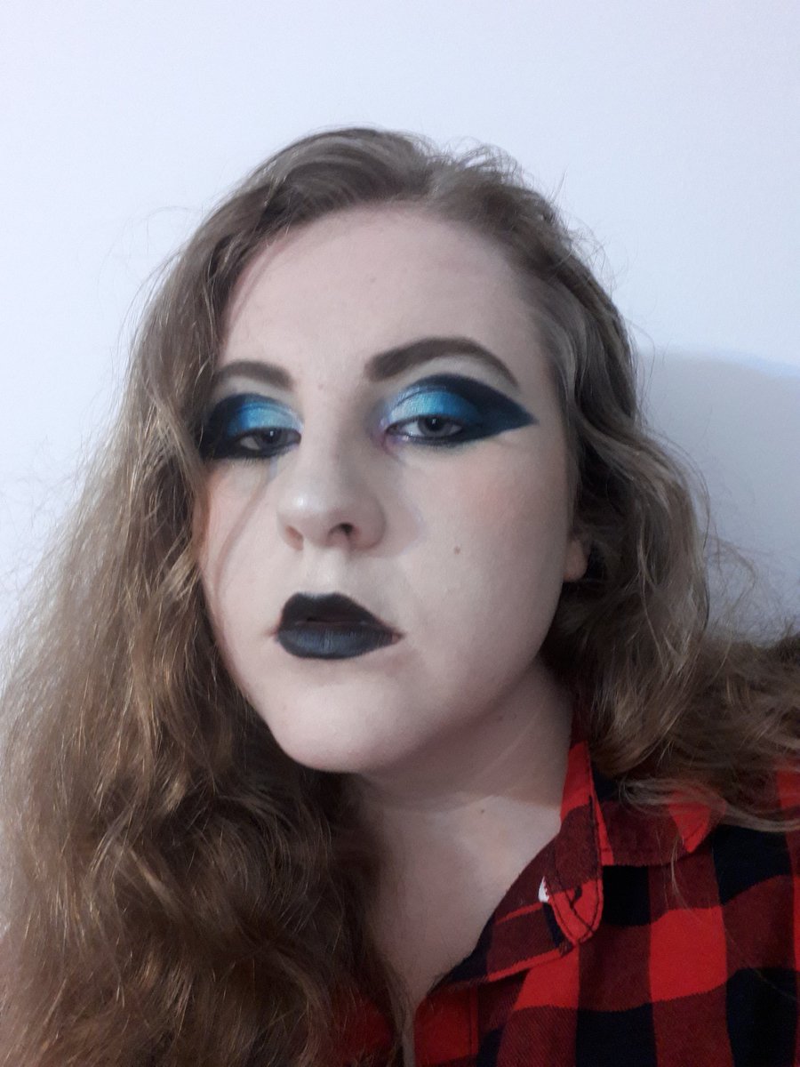 highheartLia's tweet image. Make-up inspired by TWL. I associate TWL with blue and black a lot. So yeah here's my makeup based of what I associate with Thin white lies. #5sospromocomp #5SOSBlueTeam #CALMPromoComp #STREAMTHINWHITELIES