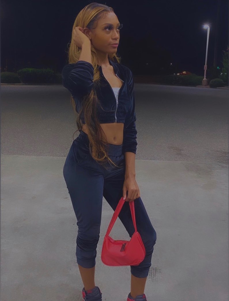 prettyyasstyy's tweet photo. Way too bad to be your lil baby 🚨💋. https://t.co/A69cZvxevD