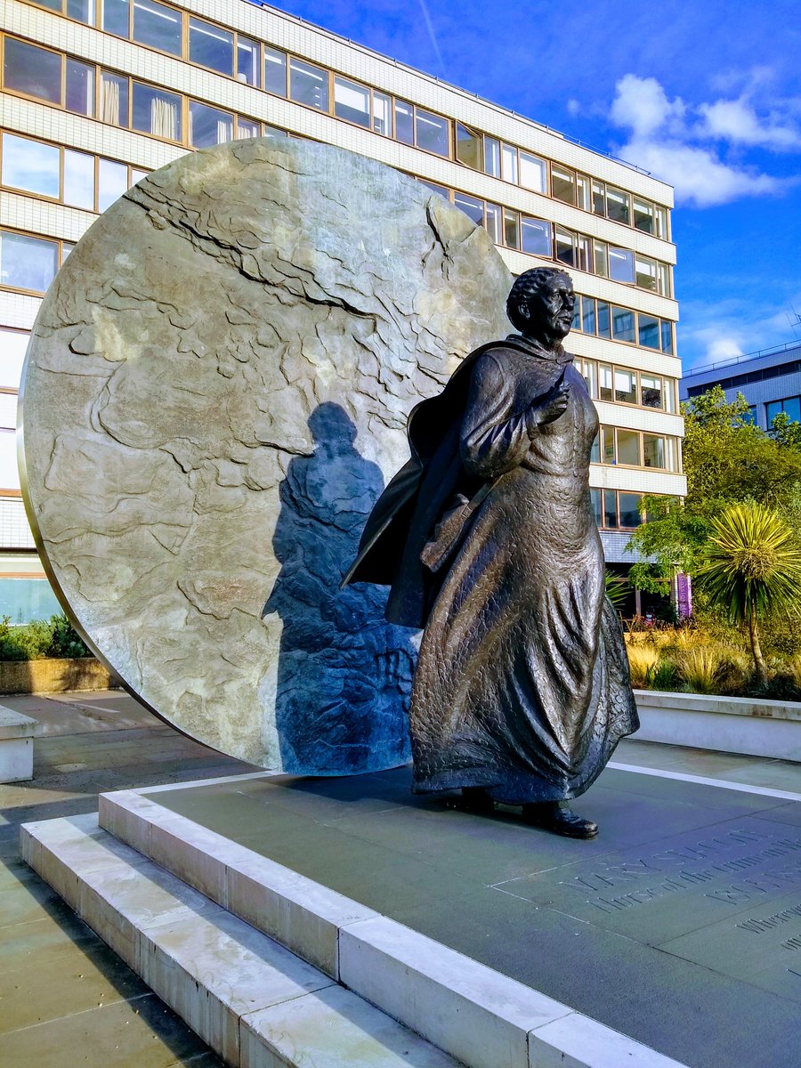 ...and set up the "British Hotel" behind the lines to treat wounded servicemen. Largely forgotten for a century, this statue was unveiled in 2016 in front of St Thomas's Hospital.  #womenstatues