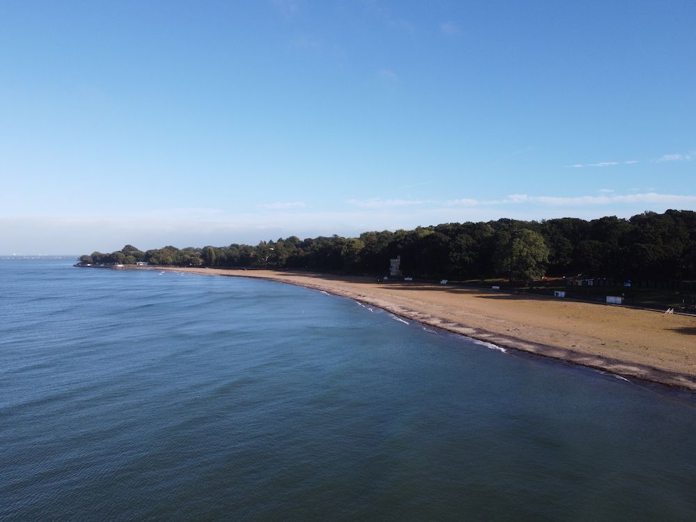 Fancy a quiet sandy beach in England to finish off your summer? 😎

[AD]

Check out Appley Beach in Ryde on the #IsleofWight. If you live near Portsmouth, it makes for the perfect day out over on the Hovercraft with <a href="/HovertravelLtd/">Hovertravelltd</a>.

<a href="/RydeTownCouncil/">Ryde Town Council</a> #AppleyBeach #WeLoveRyde