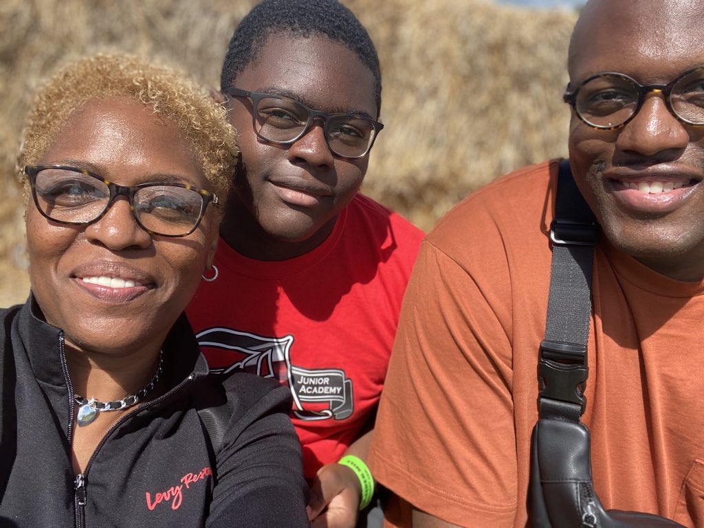 DETROITrightnow's tweet photo. Love #applepicking with #myfamily at Blake’s Orchard & Cider Mill and had to get 🍎 🍷 🌻 🍩 apple 🥧 I love #Cartersworld #detroitstrong https://t.co/bI4hQjzSun