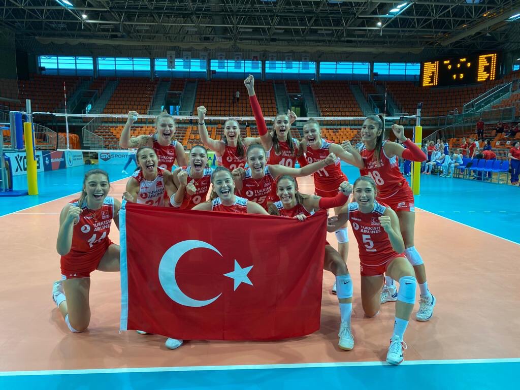 FeMedya's tweet photo. 🇹🇷🏐 U19 Genç Kız Milli Takımımız, Sırbistan’ı 3-2 mağlup ederek Avrupa Şampiyonu olurken, Fenerbahçe Opet'ten üç genç oyuncumuz turnuvaya damga vurdu.💪🏻💙💛

🏅 En Değerli Oyuncu ➡️ İpar Kurt
🏅 En İyi Libero ➡️ Gülce Güçtekin
🏅 En İyi Pasör ➡️ Lila Şengün https://t.co/jCrBGoSdh1