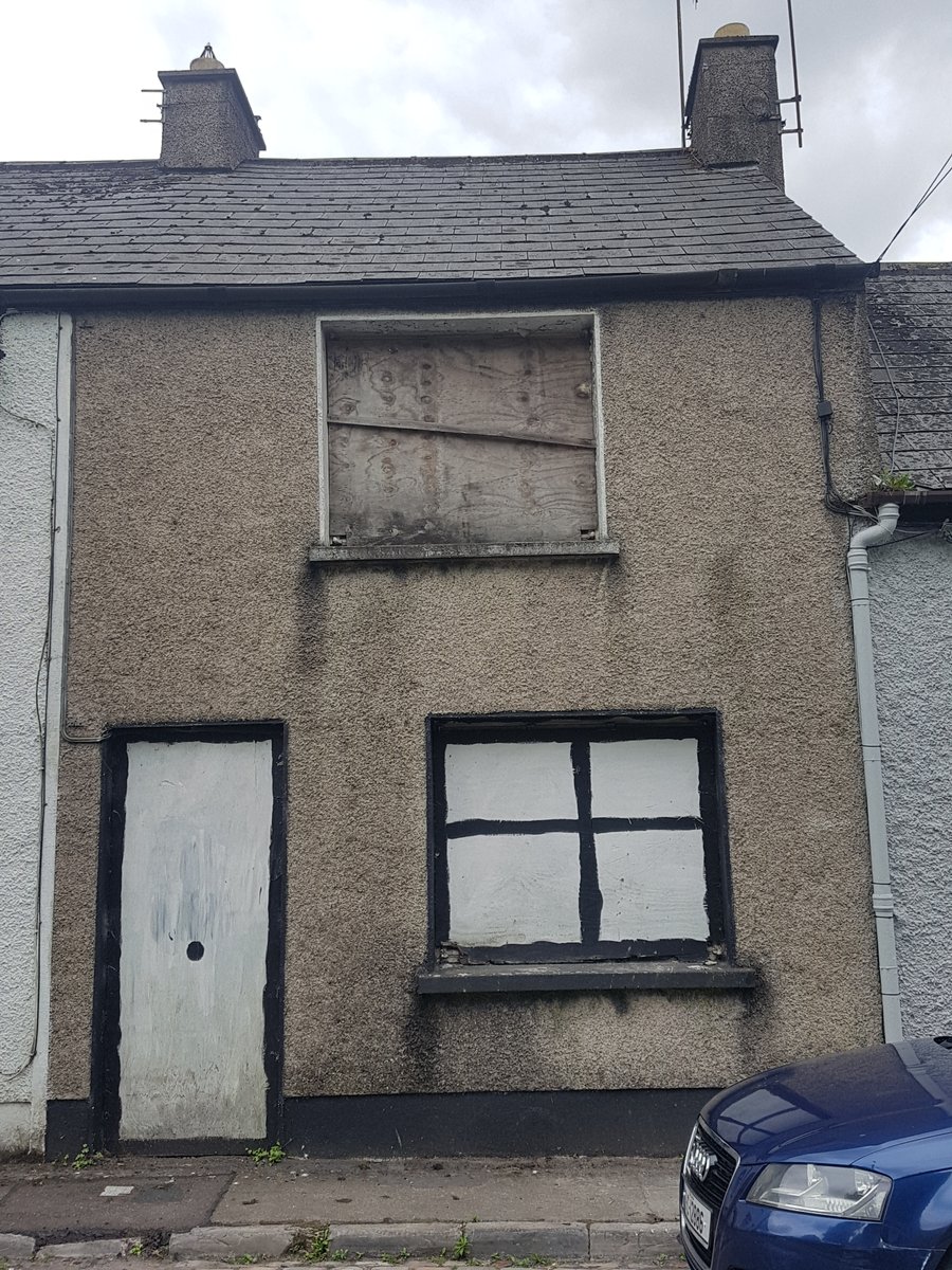 another boarded up house in Cork, should be someones home, RHS image shows it looked exactly the same a year ago  #HeyGooglelovely quiet historic location in Northside, walking/cycling distance from the centre #CorkCC need to act  #vacancy  #not1home  #HousingForAll  #socialcrime