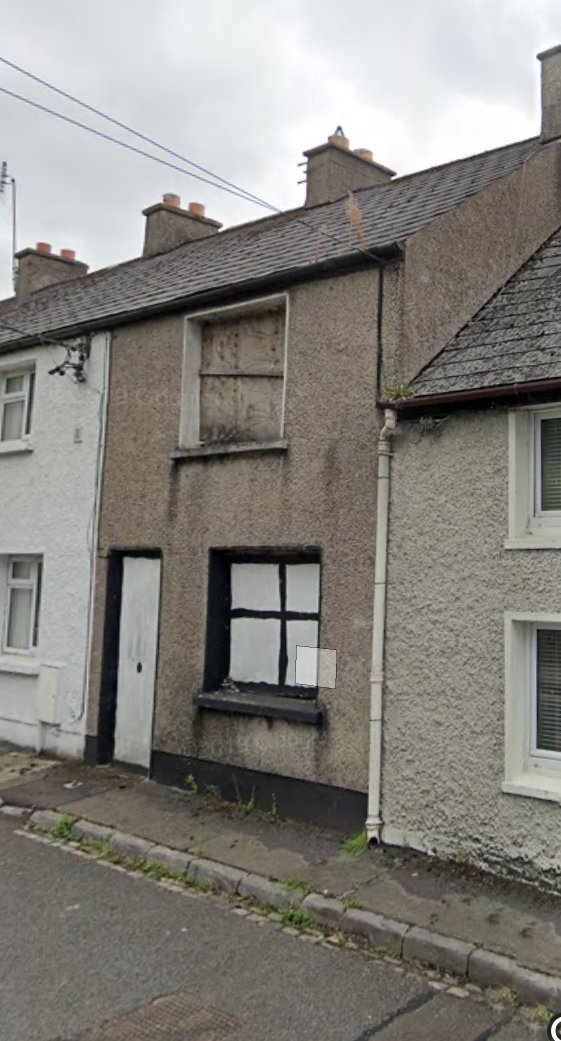 another boarded up house in Cork, should be someones home, RHS image shows it looked exactly the same a year ago  #HeyGooglelovely quiet historic location in Northside, walking/cycling distance from the centre #CorkCC need to act  #vacancy  #not1home  #HousingForAll  #socialcrime