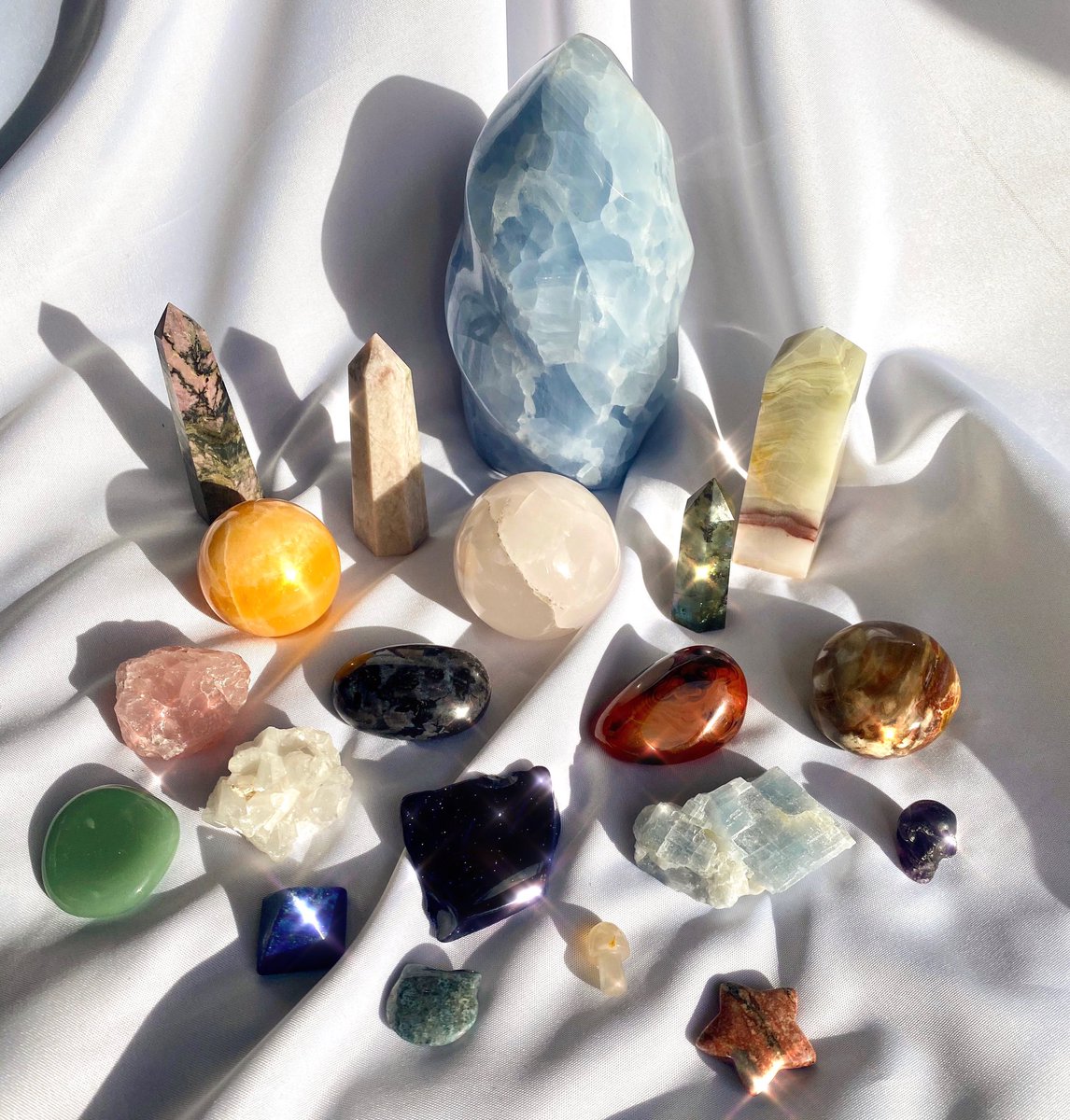LiveeintheLight's tweet photo. 20k giveaway 💕

how to enter: RT this tweet, follow me &amp; tag a friend below 🌿

extra entries: each friend tagged = 1 extra entry &amp;/or follow me on instagram (@LiveeintheLight) 💫

one winner will win EVERYTHING pictured 🌸 over a $500 value!!! ends 9/15 https://t.co/HPntCcZgCB
