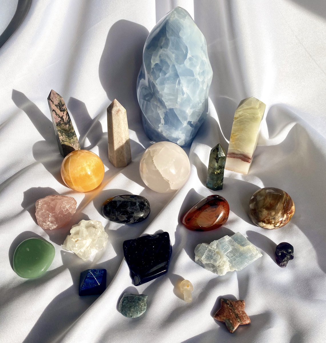 LiveeintheLight's tweet photo. 20k giveaway 💕

how to enter: RT this tweet, follow me &amp; tag a friend below 🌿

extra entries: each friend tagged = 1 extra entry &amp;/or follow me on instagram (@LiveeintheLight) 💫

one winner will win EVERYTHING pictured 🌸 over a $500 value!!! ends 9/15 https://t.co/HPntCcZgCB