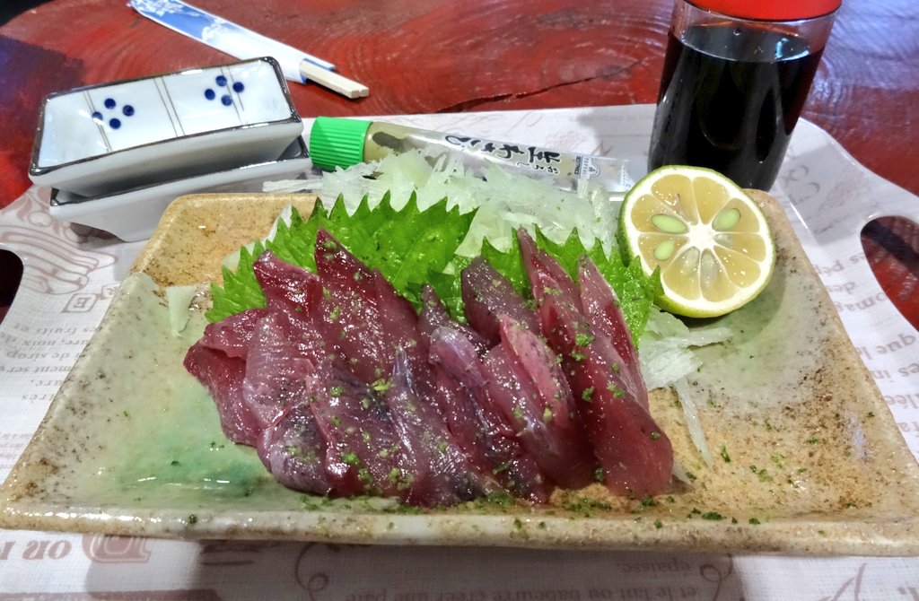 pear_picture153's tweet image. めじかの #しんこ を初めて食べた。
1ヶ月程しか水揚げされず、刺身はサバの2倍の速さで鮮度が落ちるため、獲れた日にしか食べられない。
須崎市や中土佐町以外にはほぼ出回らない幻の魚。
ぶしゅかんと呼ばれる酢みかん&amp;amp;醤油につけて食べる。
身は意外にもちもちしていて弾力もあり、とても美味しい。