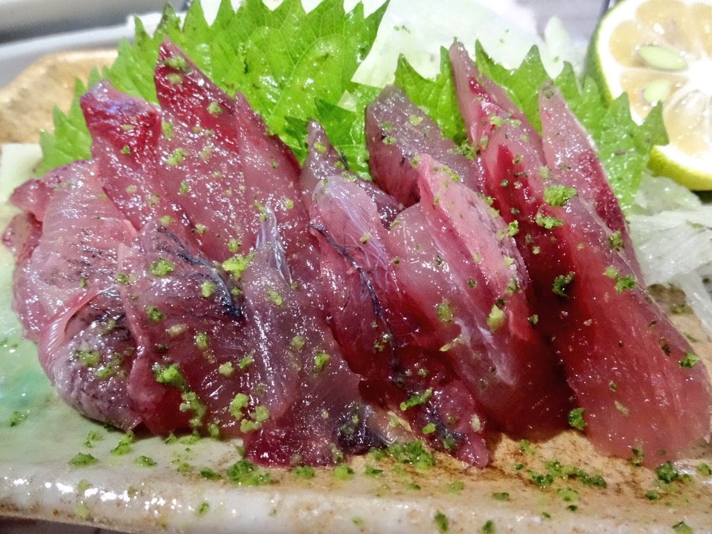 pear_picture153's tweet image. めじかの #しんこ を初めて食べた。
1ヶ月程しか水揚げされず、刺身はサバの2倍の速さで鮮度が落ちるため、獲れた日にしか食べられない。
須崎市や中土佐町以外にはほぼ出回らない幻の魚。
ぶしゅかんと呼ばれる酢みかん&amp;amp;醤油につけて食べる。
身は意外にもちもちしていて弾力もあり、とても美味しい。