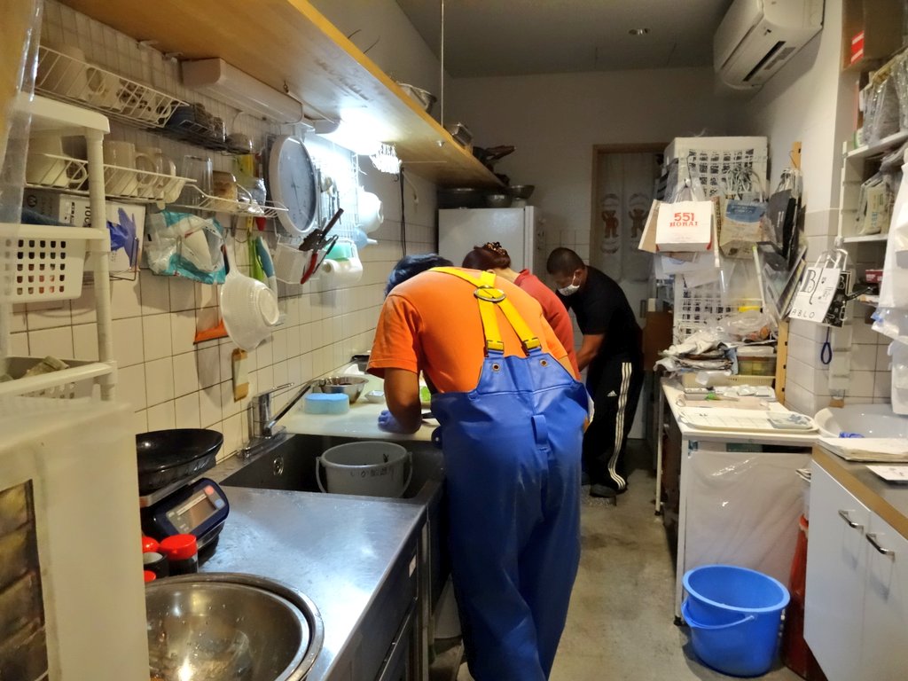 pear_picture153's tweet image. めじかの #しんこ を初めて食べた。
1ヶ月程しか水揚げされず、刺身はサバの2倍の速さで鮮度が落ちるため、獲れた日にしか食べられない。
須崎市や中土佐町以外にはほぼ出回らない幻の魚。
ぶしゅかんと呼ばれる酢みかん&amp;amp;醤油につけて食べる。
身は意外にもちもちしていて弾力もあり、とても美味しい。