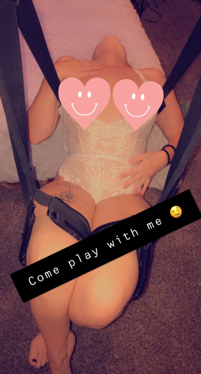gypsy_laura's tweet photo. @OnlyFans  already know what’s up come play with me 🔥 https://t.co/KvRY5fpChw
