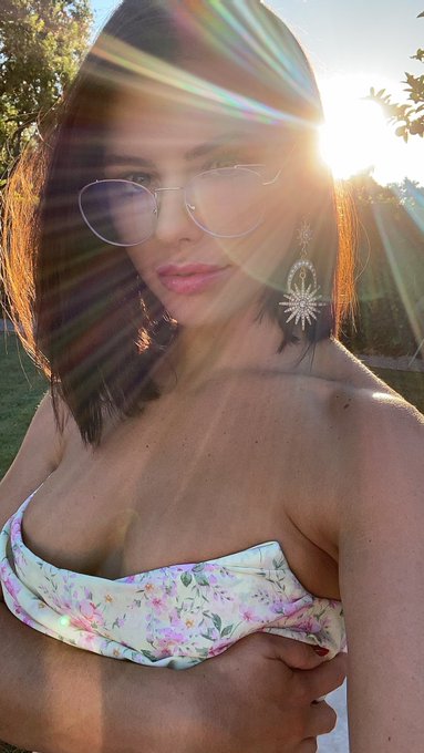 Going live on https://t.co/swxOph2QHn at 5pm in my pool! Come swim with me! Also check out my page to