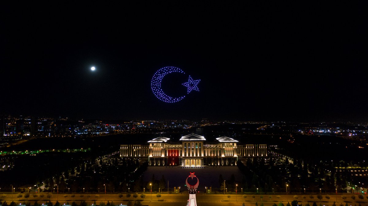 iletisim's tweet photo. İletişim Başkanlığı tarafından Cumhurbaşkanlığı Külliyesi'nde 30 Ağustos Zafer Bayramı kutlamaları kapsamında 300 insansız hava aracı (İHA) ile ışık gösterisi yapıldı.

https://t.co/Dw1KIqbPj7 https://t.co/AnQLhMdsfa