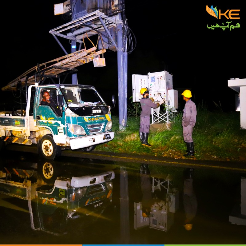 KElectricPk's tweet photo. پانی کی نکاسی کے عمل میں بہتری کے ساتھ مختلف علاقوں کی بجلی بحال کی جارہی ہے۔ ڈی ایچ اے اور کلفٹن کے مختلف علاقوں میں زیر زمین کیبلز پر اب بھی پانی موجود یے۔ چند علاقوں میں احتیاطی طور بجلی بند کی گئی ہے تاکہ کوئی حادثہ پیش نہ آئے۔

#SafetyShutdown #KarachiFlooded https://t.co/dv4FG9Pl3E