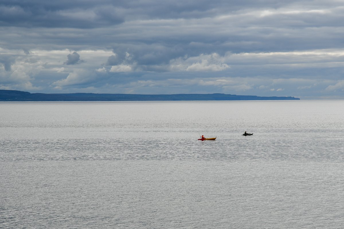 MOConnell07's tweet photo. What atmospheric conditions (high pressure) this pm #GalwayBay! 6 #AranIslands instead of usual 3 (#Árainn i.e. #InisMór appears as 4 islands). Never seen before, I was told in #AnSpidéal. #Burren S to #CliffsMoher also magnificent. #staycationers get their well deserved reward https://t.co/THCXwCL564