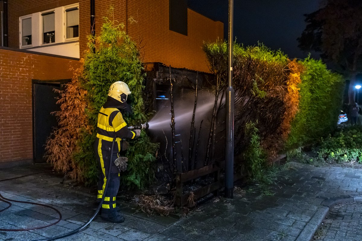 Weer coniferen in brand gestoken in wijk #Oosterheide #Oosterhout #Bilderdijkstraat #Brandstichting.