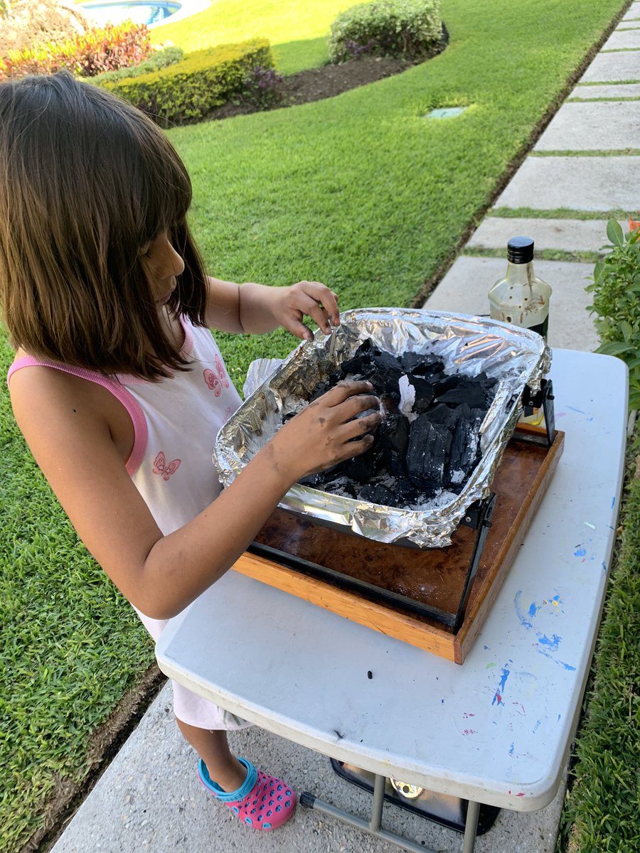 nefis_aa's tweet photo. En ninguna clase por zoom van a lograr que una niña de 8 años se convierta en mujer independiente y autónoma, sin necesidad de que algún HDSChM le tenga que encender el carbón en para su carnita asada.
A los 16 sabrá cambiar llantas ponchadas!
#MiRebe https://t.co/eeCs0XKzZm