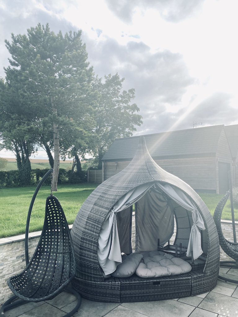 EniafeMomodu's tweet image. I'm in the countryside... 🍃
#FallIssue #LifeOfAnEditor