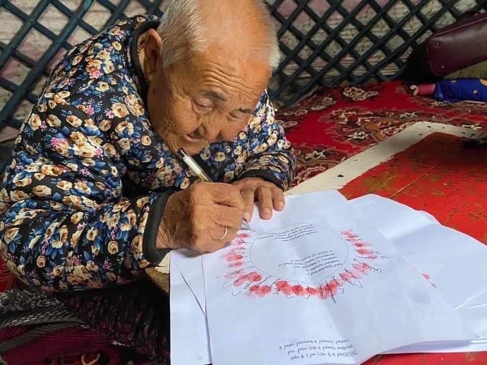 Nicholastrad's tweet image. While China forces the Chinese language onto students in Inner Mongolia, Mongolian elders write back in protest.