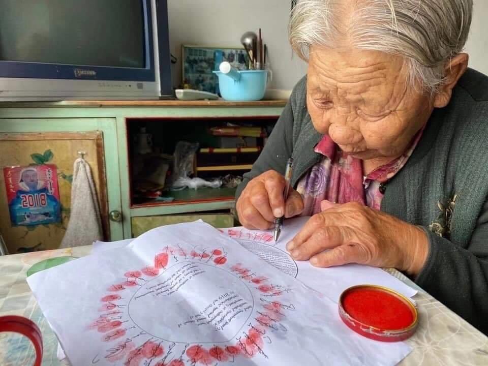 Nicholastrad's tweet image. While China forces the Chinese language onto students in Inner Mongolia, Mongolian elders write back in protest.