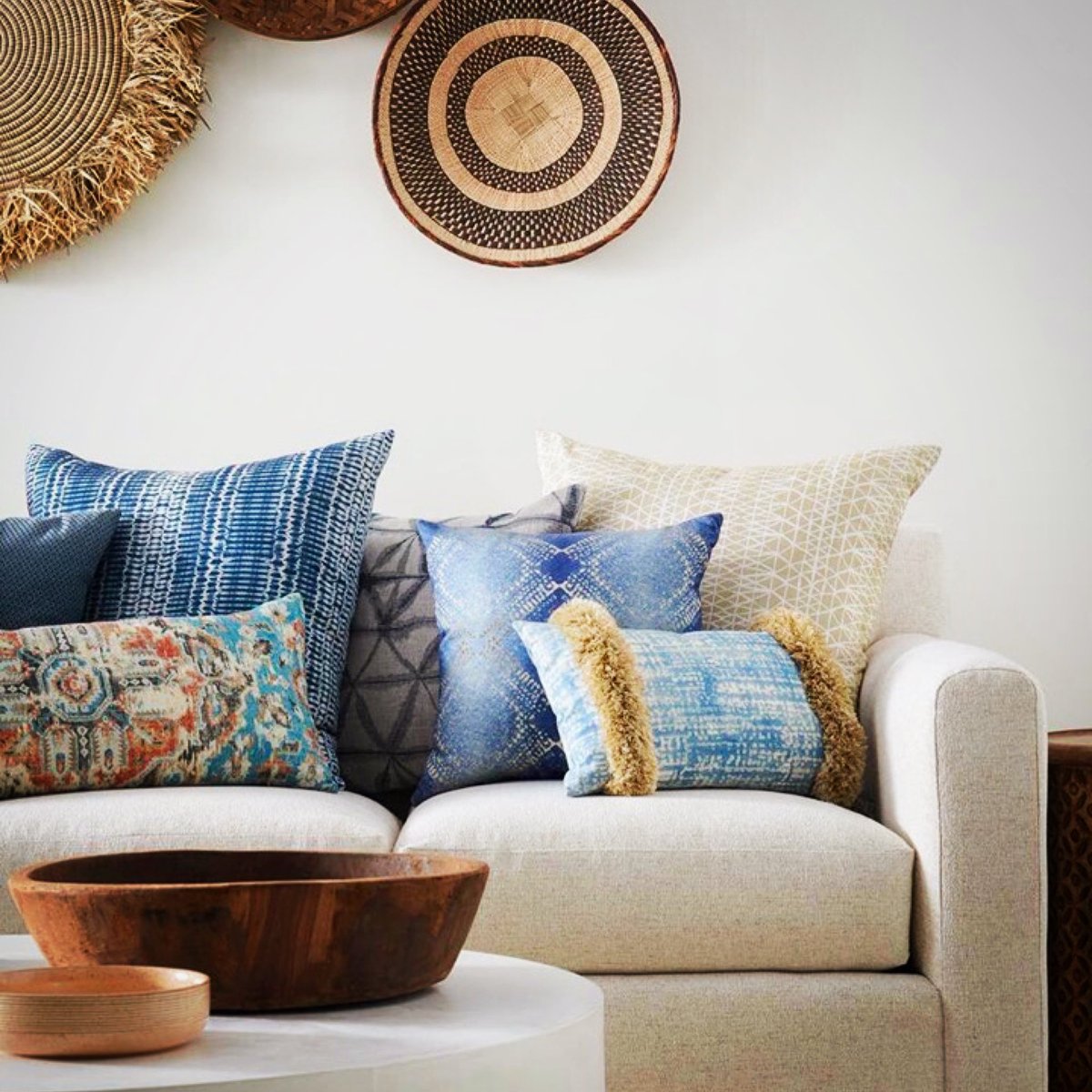 VernYipDesigns's tweet photo. Love a white sofa. Especially when it’s covered in my nearly stain-proof Brookwood performance fabric that welcomes chocolate ice cream eating kids, red wine drinking spouses, and napping dogs. Life’s way too short for fragile seating! #VernYipForTrend #VacationAtHome https://t.co/xvhTfKd0CZ