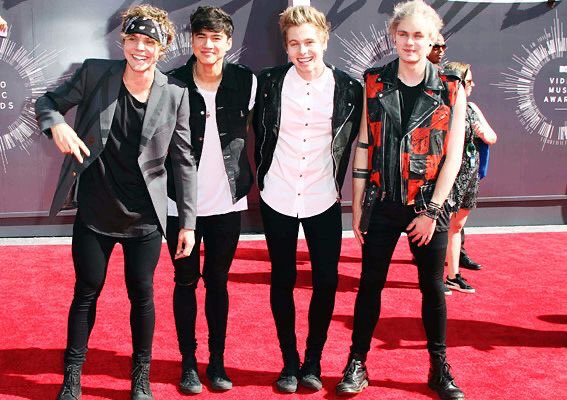 gwblonded's tweet image. gente se imaginan que 5sos si estén en los vmas, y que se emocionen todos cuando les digan que ganaron en las dos categorías, bueno ya me ilusione adiós 

#5SOSForVMAS #VMAs