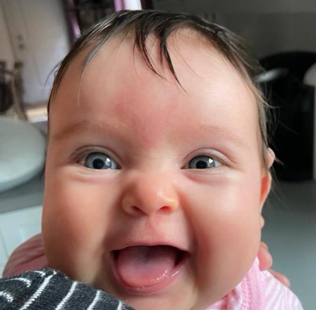 Yesi7202's tweet photo. Es la bebé más Hermosa 😍😭 @haashoficial 💖
Tiene unos ojos encantadores y una sonrisa bellísima 💕 

Baby Mathi eres un Sol 💞 Te amamos pequeña 😘❤ https://t.co/eee1c4kMGr