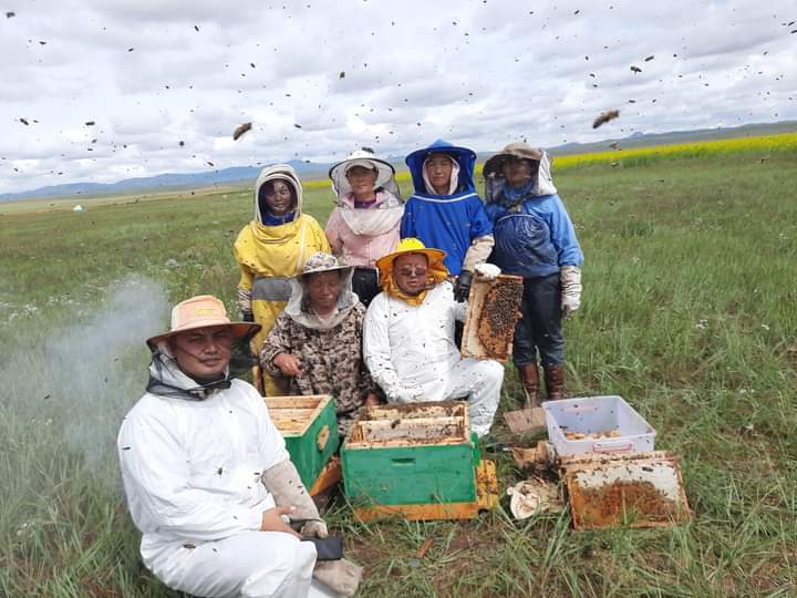 Ерөнхийлөгч асан <a href="/elbegdorj/">ELBEGDORJ Tsakhia Mongol</a>  насан багын найз болох Монгол улсын тэргүүний тариаланч ах, эгчтэй минь очиж уулзжээ. Хүний сайхан чанар шүү.