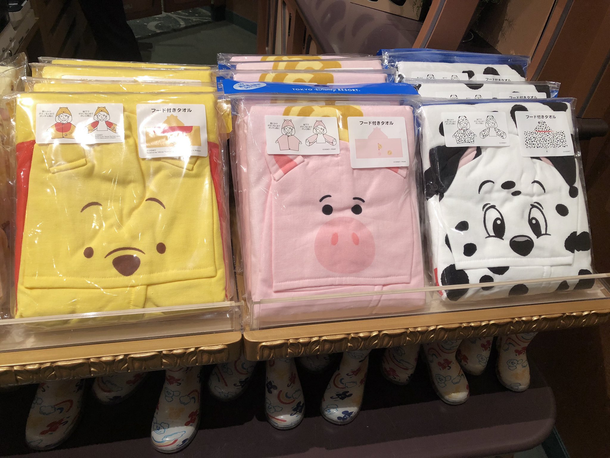 ハワイアンディズニー グッズ ディズニーリゾート プーさん ハム 101匹わんちゃんデザインの新作フード付タオル 販売中です お値段 各2 900円 購入代行をご希望の方はお気軽にお声掛けください フード付きタオル ディズニータオル