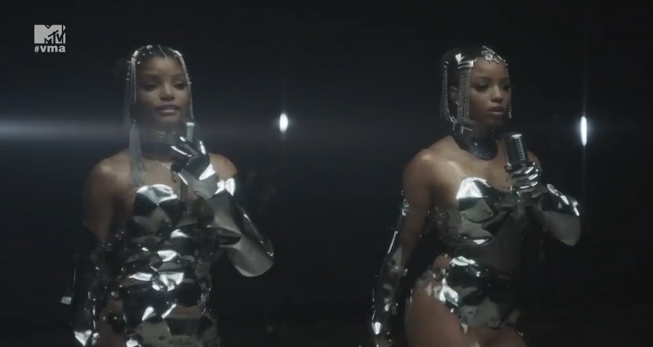 CHLOE X HALLE, SIMPLESMENTE PERFEITAS! O que foi essa apresentação de "Ungoldly Hour"? Arrasaram no jogo de luz e mostraram como se faz um pop perfection. 

Preciosas! #VMAs