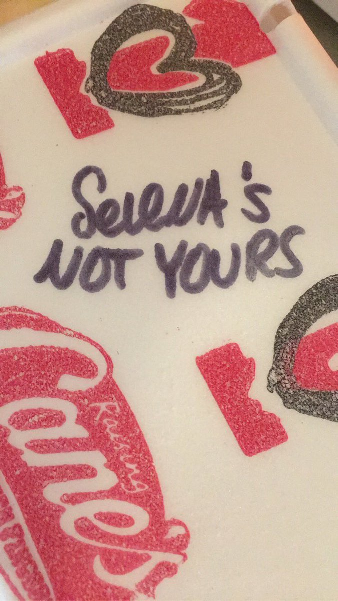 _selenachavez_'s tweet image. When you have siblings that just can’t understand that those are your leftovers.... @Raising_Canes #siblingproblems