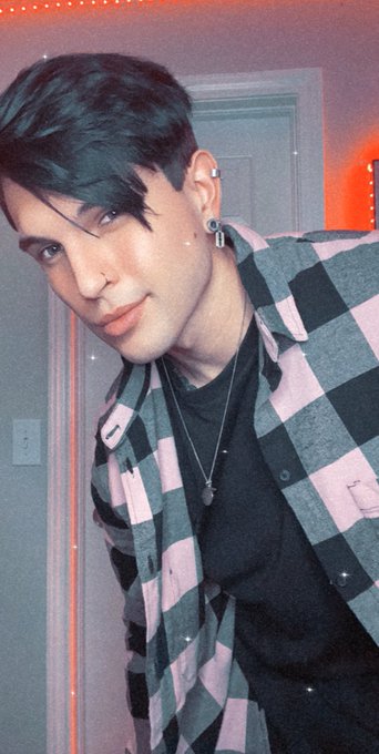 Pink flannel https://t.co/yMErJHAsCc