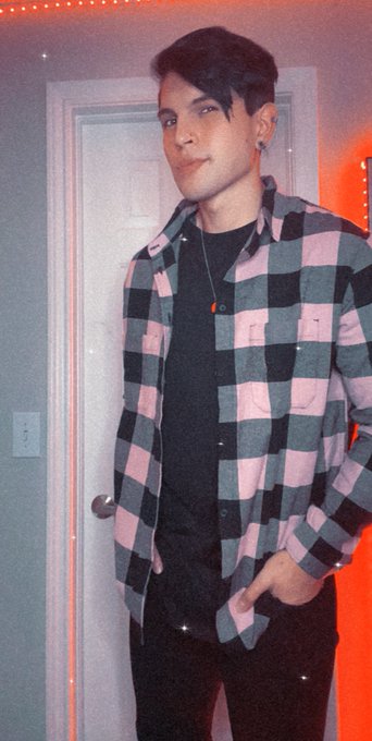 Pink flannel https://t.co/yMErJHAsCc