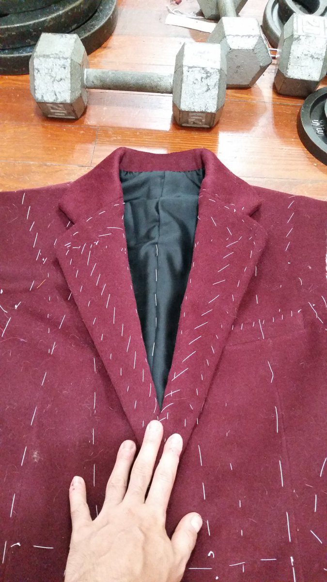 Wahhh that lapel is done! Featuring the very stressful tunnel stitching that makes that very beautiful notch join...