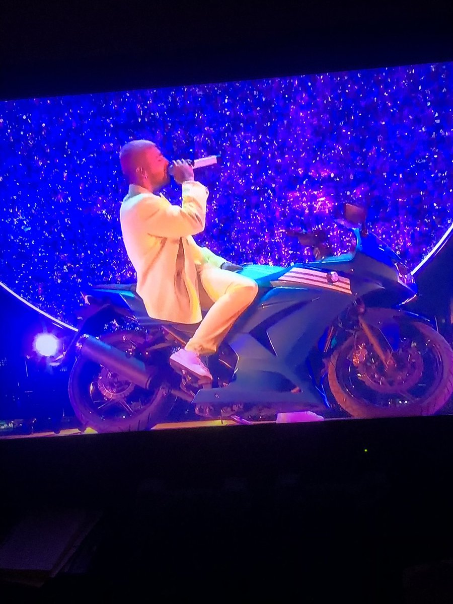 erikapriscilla3's tweet image. #colombianpride #maluma at the #VMAs