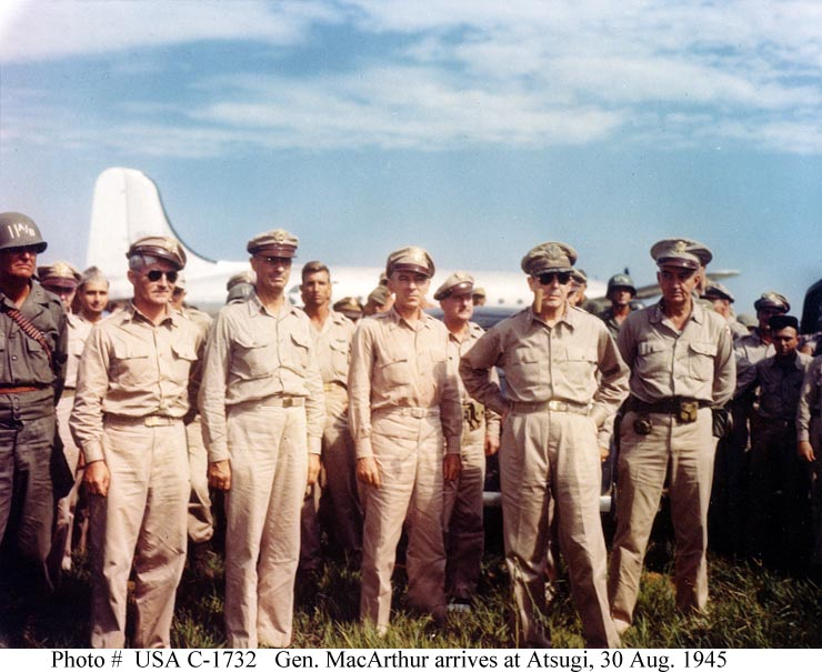 TammiMinoski's tweet image. #OTD 1945: General #DouglasMacArthur with other senior Army officers, upon his arrival at Atsugi airdrome, Japan. Among those present are: Major General Joseph Swing, Lieutenant General Richard Sutherland, General Robert Eichelberger. #JapaneseSurrender #WWII