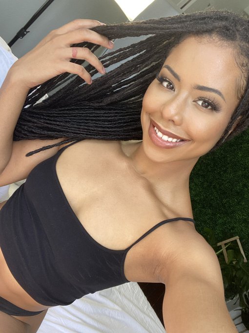 2 pic. hey hi so it's $3  https://t.co/CUtkqMbr6l https://t.co/qkBb5DtJyg