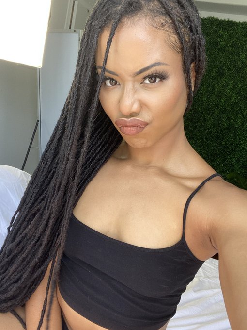 4 pic. hey hi so it's $3  https://t.co/CUtkqMbr6l https://t.co/qkBb5DtJyg