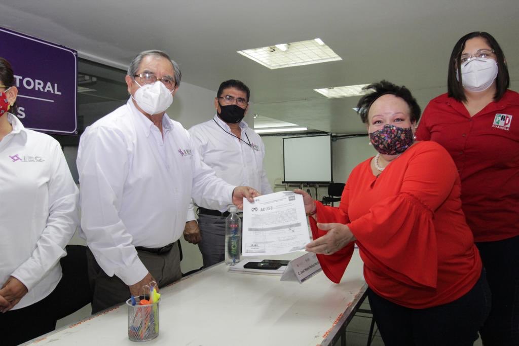 PelanchaC's tweet photo. De la mano de Dios y agradecida con ustedes y mi familia, acudí ante la autoridad electoral para solicitar el registro de mi candidatura a Diputada Local del Distrito 2, junto a Pily Valenzuela, 
Gracias Presidente Rigo Fuentes por todo tu apoyo y respaldo. 

¡Estamos listos! https://t.co/btOH1Y0QML