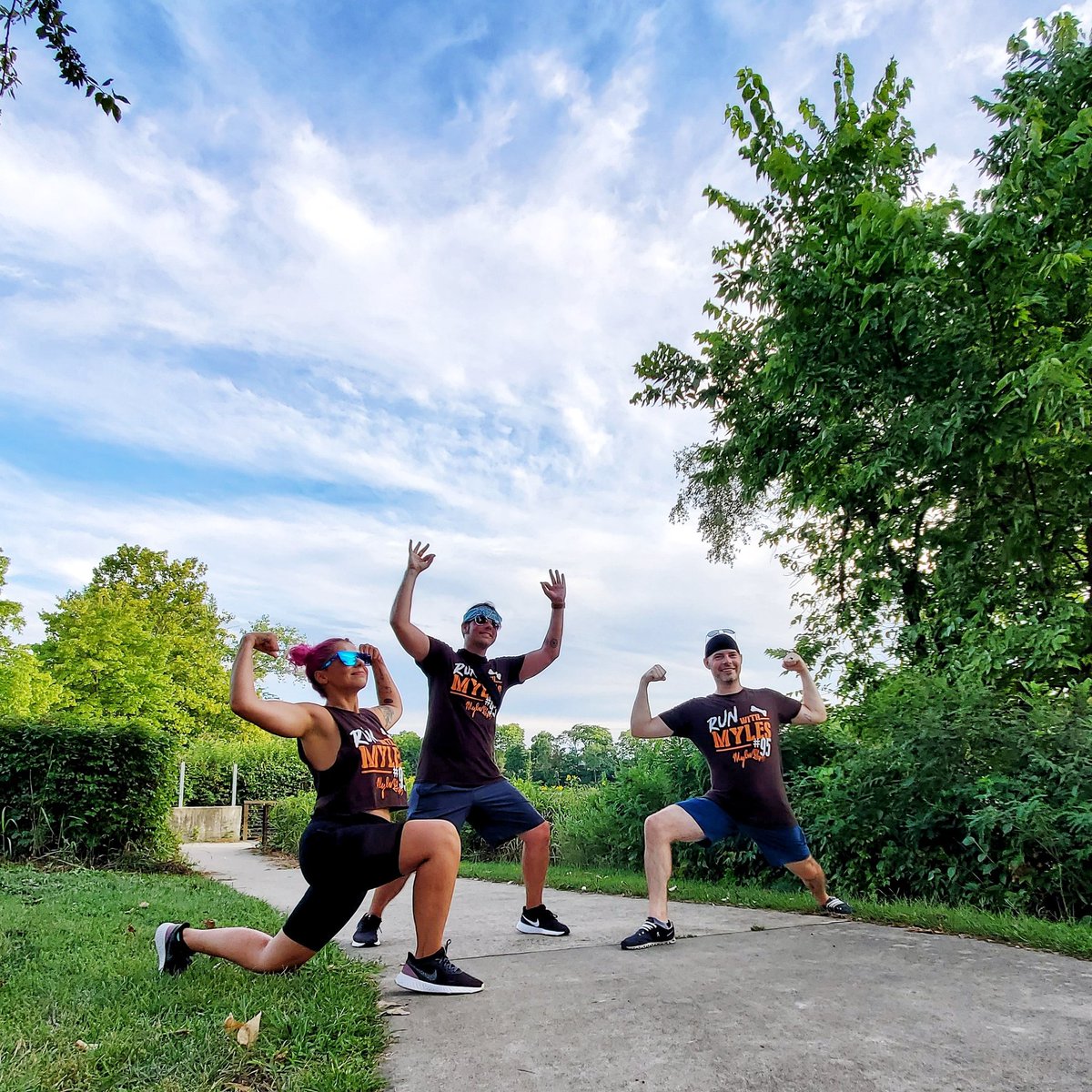 KingMusclesARS's tweet image. It's not my birthday if I haven't convinced my loved ones to workout with me🥳 
Thank you @KidGruesome and @Baldy_Beardy for doing the virtual run with @MylesLGarrett 5K with me today! 🏈🧡 #garrettgang #GoBrowns