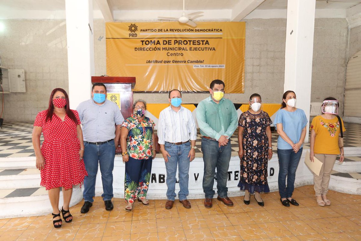 PRDCentro2024's tweet photo. Hoy por la tarde, en el salón de los artesanos. El dirigente Estatal del #PRDTabasco @javiercabrera33 le tomó protesta a los compañeros de la Dirección Municipal Ejecutiva de #Centro que encabeza @Alcides_Mena @XHVXTabasco @DiarioDeTabasco @DiarioPresente @OjoVisor_62 https://t.co/fw2eS9upW6